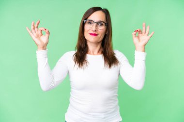 Zen pozunda orta yaşlı bir kadın izole edilmiş krom anahtar geçmişi var.