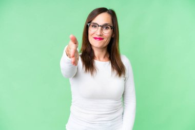 Orta yaşlı kadın izole edilmiş krom anahtar geçmişi var. İyi bir anlaşma için el sıkışıyor.