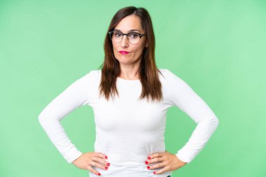 Orta yaşlı kadın izole edilmiş krom anahtar geçmişi kızgın.