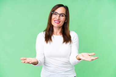 Soyutlanmış krom anahtar geçmişi olan orta yaşlı bir kadının şüpheleri var.