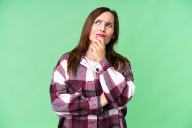 Soyutlanmış krom anahtar geçmişi olan orta yaşlı bir kadının şüpheleri var.