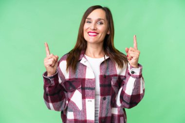 Orta yaşlı kadın izole edilmiş krom anahtar geçmişi harika bir fikre işaret ediyor.