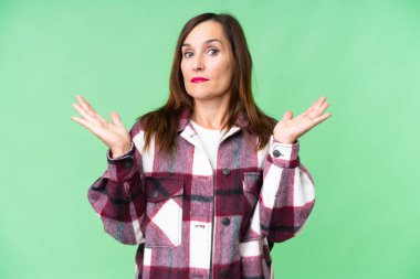 Orta yaşlı bir kadın izole edilmiş krom anahtar geçmişi hakkında şüpheci hareketler yapıyor.