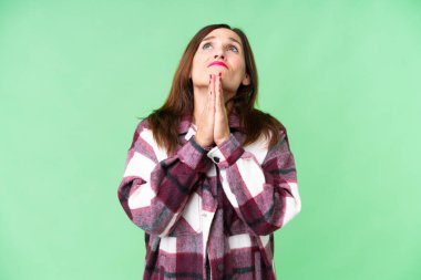 Orta yaşlı kadın, izole edilmiş krom anahtar geçmişi sayesinde avuç içini bir arada tutuyor. İnsan bir şey ister.