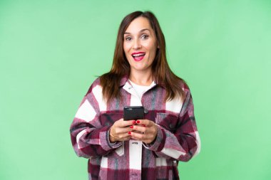 Orta yaşlı kadın izole edilmiş krom anahtar geçmişi şaşırttı ve bir mesaj gönderiyor.