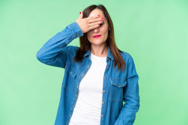 İzole edilmiş krom anahtar geçmişi olan orta yaşlı bir kadın gözlerini elleriyle kapatıyor. Bir şey görmek istemiyorum.