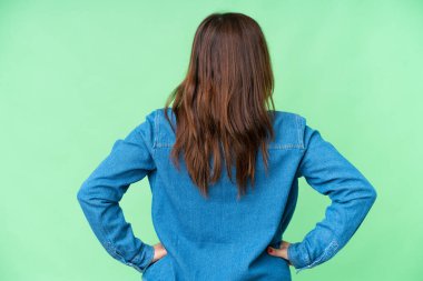 Arka planda izole edilmiş krom anahtar arka planda orta yaşlı kadın