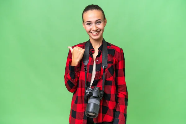 Jeune Photographe Arabe Femme Sur Fond Isolé Pointant Vers Côté — Photo