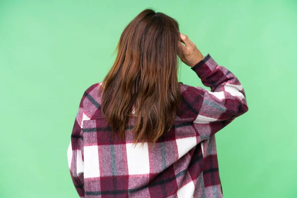 中年妇女背向位置和思维的孤立性色斑关键背景 — 图库照片