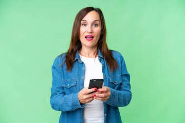 Orta yaşlı kadın izole edilmiş krom anahtar geçmişi şaşırttı ve bir mesaj gönderiyor.