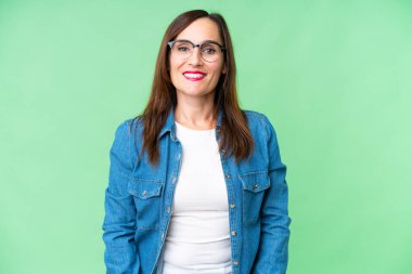 Gözlüklü ve mutlu orta yaşlı bir kadın izole edilmiş krom anahtar geçmişi var.