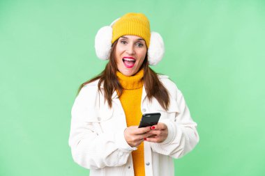 İzole edilmiş krom anahtar geçmişi olan orta yaşlı bir kadın şaşırdı ve bir mesaj gönderiyor.