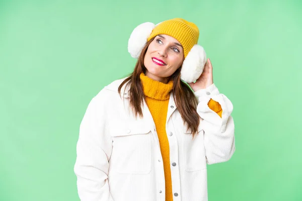 Kobieta Średnim Wieku Nosi Zimowe Mufy Odizolowanym Tle Chroma Klucz — Zdjęcie stockowe