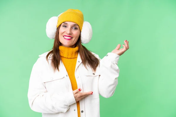 Μεσήλικας Γυναίκα Φορώντας Muffs Χειμώνα Πάνω Από Απομονωμένο Φόντο Chroma — Φωτογραφία Αρχείου