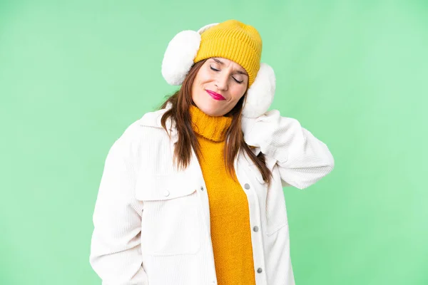 中年妇女 头颈酸痛 在孤立的彩色关键背景上戴冬季口罩 — 图库照片