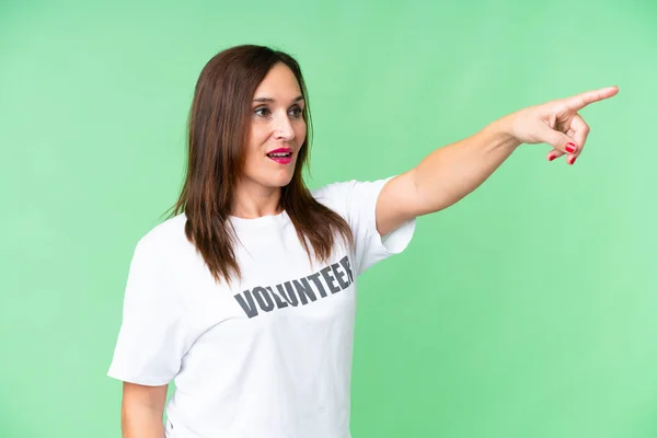 Middle Age Volunteer Woman Isolated Chroma Key Background Pointing Away — Stock Photo, Image