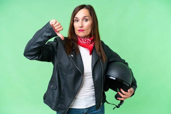 Mulher Caucasiana Meia Idade Com Capacete Motocicleta Sobre Fundo Chave — Fotografia de Stock