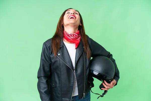 中年Caucasian女性とともにオートバイヘルメット上の隔離されたクロマキー背景笑い — ストック写真