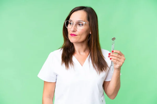 Dentiste Femme Caucasienne Sur Fond Isolé Chroma Clé Regardant Vers — Photo