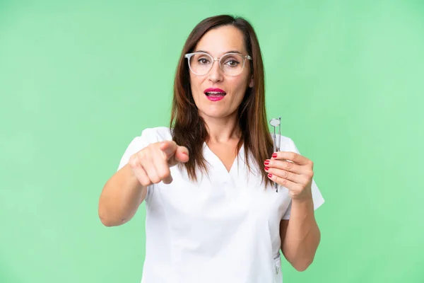Zahnarzt Kaukasische Frau Über Isolierte Chroma Schlüssel Hintergrund Überrascht Und — Stockfoto