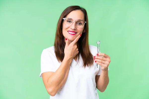 Zahnarzt Kaukasische Frau Über Isolierte Chroma Schlüssel Hintergrund Glücklich Und — Stockfoto