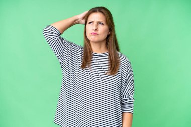 Orta yaşlı bir kadın soyutlanmış bir geçmişi var. Kafasını kaşırken şüpheleri var.