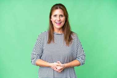 Orta yaşlı bir kadın izole edilmiş arka planda gülüyor.