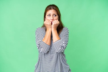 Tecrit edilmiş orta yaşlı bir kadın gergin ve korkmuş, elleriyle suni teneffüs yapıyor.