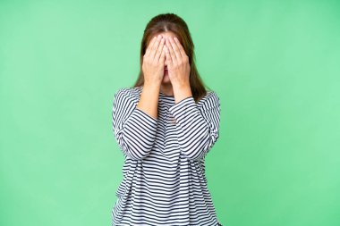 Orta yaşlı bir kadın soyutlanmış bir geçmişi var. Gözlerini elleriyle kapatıyor.