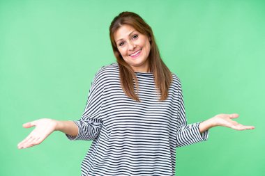 Mutlu ve gülümseyen orta yaşlı bir kadın.