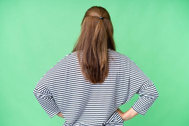 Arka planda izole edilmiş orta yaşlı kadın.