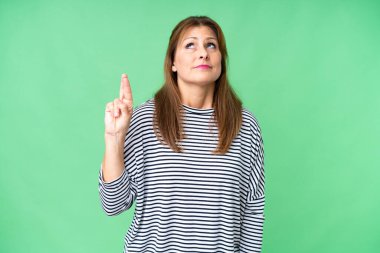 Orta yaşlı bir kadın tecrit edilmiş geçmişinde şans diliyor.