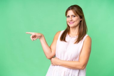 İzole edilmiş arka planda orta yaşlı bir kadın parmak işareti yapıyor.