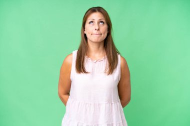 Soyutlanmış geçmişi olan orta yaşlı bir kadın.