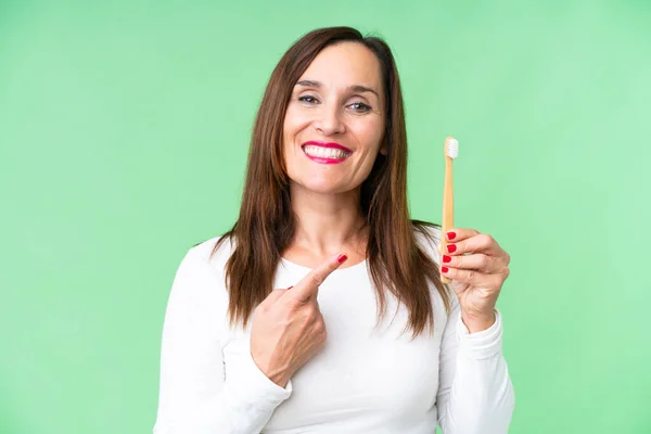 Femme Moyen Age Brossant Les Dents Sur Fond Chroma Isolé — Photo