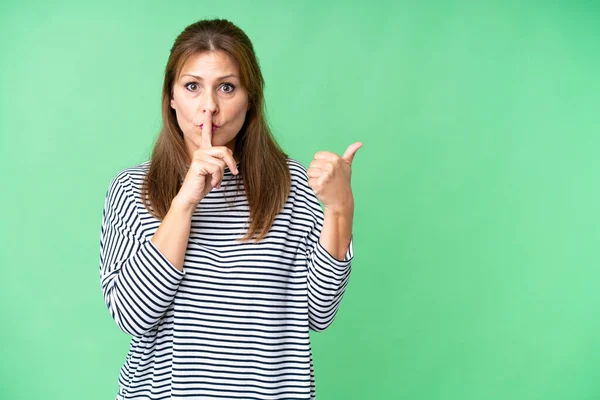 Middle Age Woman Isolated Background Pointing Side Doing Silence Gesture — Stock Photo, Image
