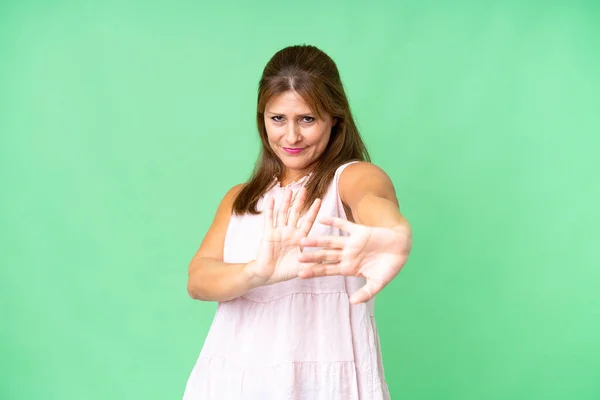 Женщина Средних Лет Изолированном Фоне Нервно Протягивает Руки Передней — стоковое фото
