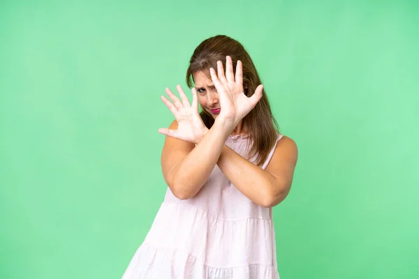 Mulher Meia Idade Sobre Fundo Isolado Nervoso Esticando Mãos Para — Fotografia de Stock