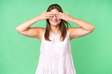 Orta yaşlı bir kadın soyutlanmış bir geçmişi var. Gözleri kapalı ve gülümsüyor.