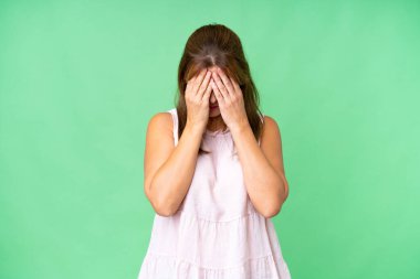 Orta yaşlı bir kadın, izole edilmiş, yorgun ve hasta bir ifadeyle.