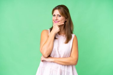 Mutlu ve gülümseyen orta yaşlı bir kadın.