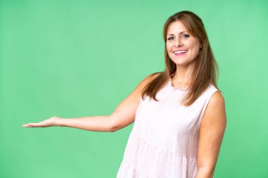 Orta yaşlı bir kadın, soyutlanmış bir geçmişi var. Davet edildiği için ellerini yana uzatıyor.