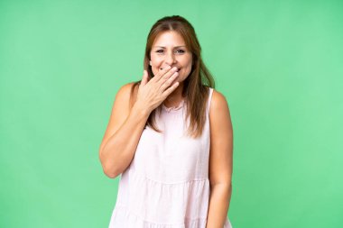 Orta yaşlı bir kadın soyutlanmış arka planda mutlu ve gülümsüyor.