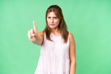 Soyutlanmış bir geçmişi olan orta yaşlı bir kadın ciddi bir ifadeyle sayıyor.