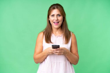 Karantina altındaki orta yaşlı kadın şaşırdı ve bir mesaj gönderiyor.