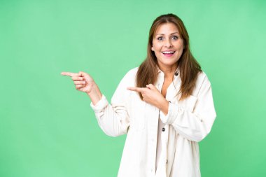 Karantina altındaki orta yaşlı kadın şaşırmış ve işaret ediyor.