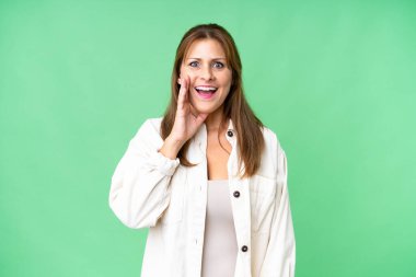 Yüzünde şaşkınlık ve şok ifadesi olan orta yaşlı bir kadın.