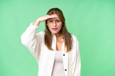 Orta yaşlı bir kadın soyutlanmış bir geçmişe bakıyor.