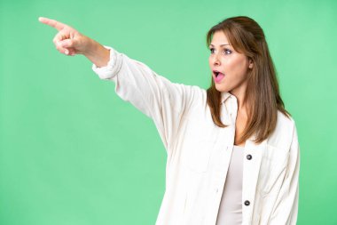 Soyutlanmış geçmişi olan orta yaşlı bir kadın.