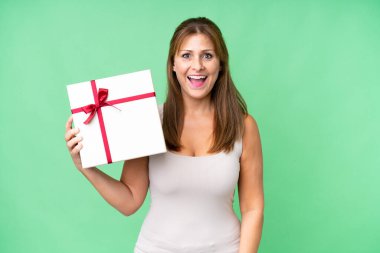 Orta yaşlı, beyaz bir kadının, izole edilmiş bir geçmişi var. Şaşırmış ve şok olmuş bir yüz ifadesi var.